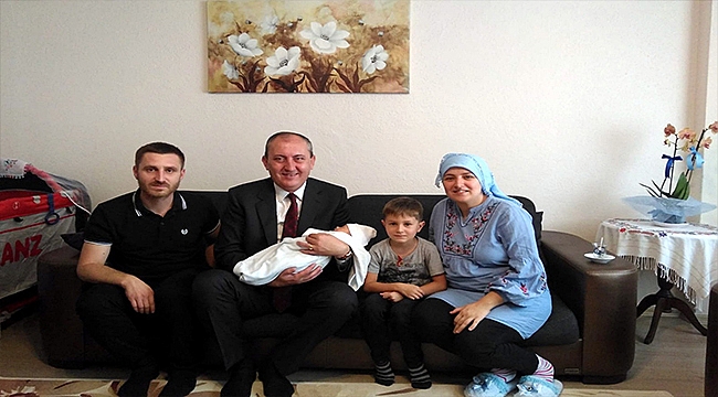 Biga Belediyesinin 'hoş geldin bebeğim' paketleri devam ediyor