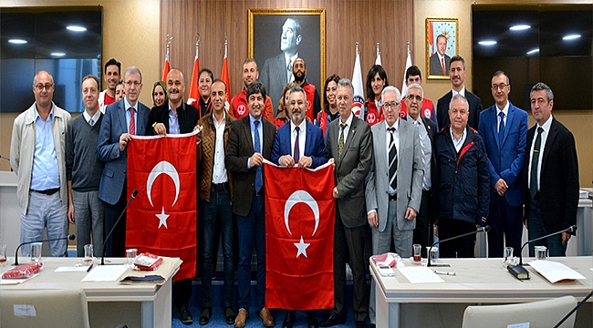 Çanakkale Gençlik ve Spor İl Müdürlüğü, Senato Üyelerine Türk Bayrağı Takdim Etti