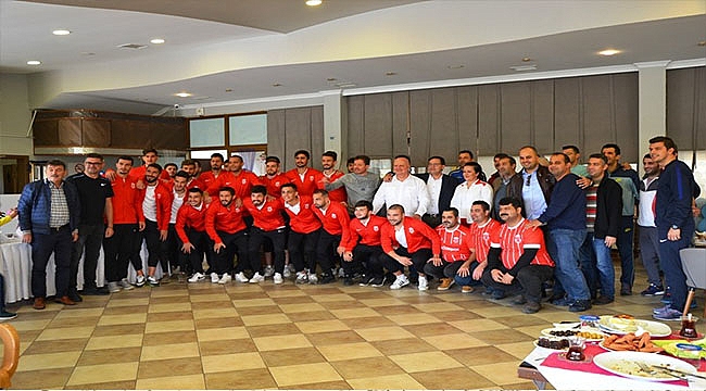 Mutlu'dan Adaspor takımına kahvaltı
