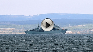 Rus mürettebat güvertede sıralandı, savaş gemisi boğazdan geçti