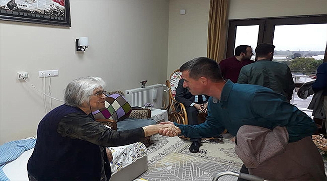 " Yaşlılarımız başımızın tacıdır"