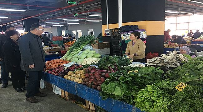 Birol Arslan pazarcı esnafının yakın ilgisiyle karşılaştı