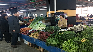 Birol Arslan pazarcı esnafının yakın ilgisiyle karşılaştı
