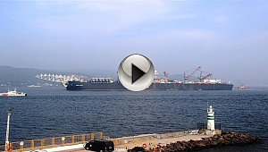 Dünyanın en büyük inşaat gemisi Çanakkale Boğazı'ndan geçti