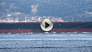 Hasarlı gemi Çanakkale Boğazı'ndan geçti