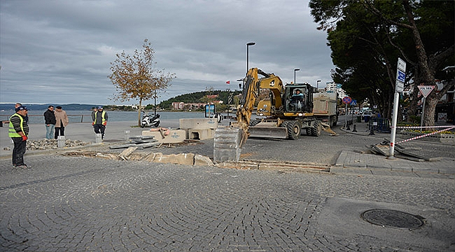 Kordon Boyunda Yağmursuyu Izgaraları Yenileniyor