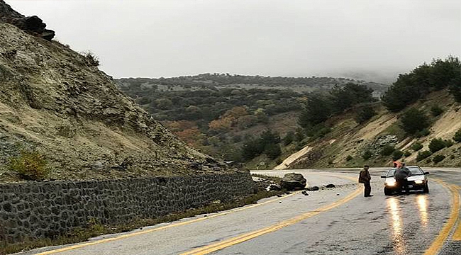 Yola Kaya Parçaları Düştü, Sürücüler Zor Anlar Yaşadı
