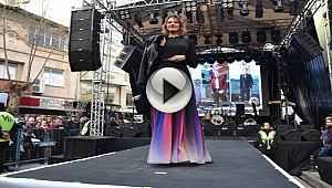 Biga'da ünlü mankenler sokak defilesinde