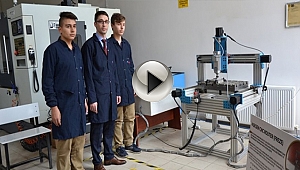 Okulda öğrencileriyle birlikte CNC router makinesi yaptı