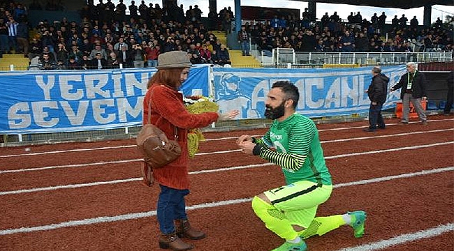 Yeşil sahada sürpriz evlilik teklifi