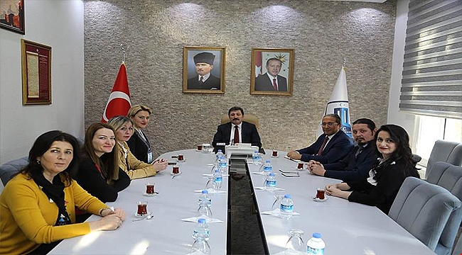 BAĞIMLILIKLA MÜCADELE EĞİTİMİ ALAN ÖĞRETMENLER VALİ ORHAN TAVLI'YI ZİYARET ETTİ