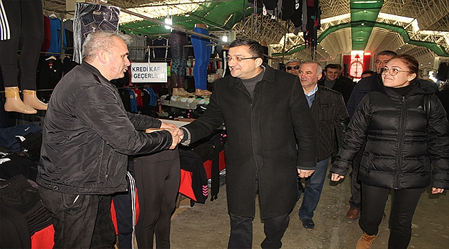 BAŞKAN ADAYI ÖZ, PAZAR ESNAFINI ZİYARET ETTİ