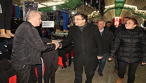 BAŞKAN ADAYI ÖZ, PAZAR ESNAFINI ZİYARET ETTİ