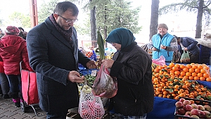 Başkan Yavaş vatandaşlara ücretsiz pazar filesi dağıttı