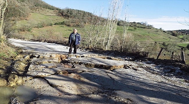 BİGA'DA ÇÖMLEKÇİ İLE KARAAĞAÇ KÖYÜ ARASINDAKİ YOL ÇÖKTÜ