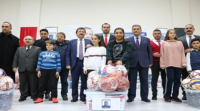ÇANAKKALE'DE OKULLARA SPOR MALZEMESİ DESTEĞİ