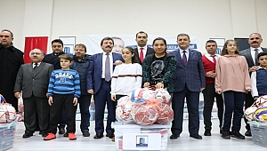 ÇANAKKALE'DE OKULLARA SPOR MALZEMESİ DESTEĞİ