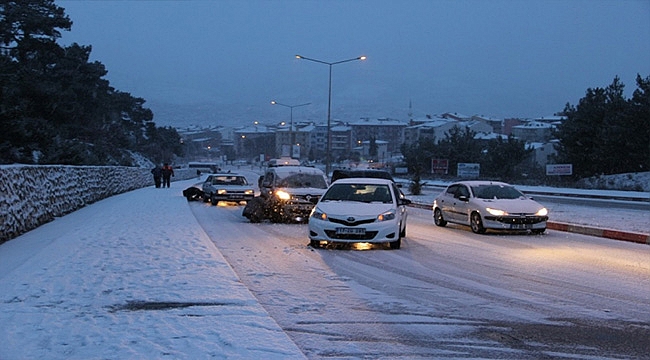 ÇANAKKALE'DE YOLLAR BUZ PİSTİNE DÖNDÜ