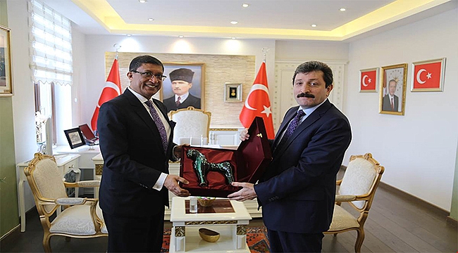 HİNDİSTAN'IN ANKARA BÜYÜKELÇİSİ SANJAY BHATTACHARYYA, VALİ ORHAN TAVLI'YI ZİYARET ETTİ
