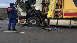 KOYUN SÜRÜSÜNE ÇARPMAMAK İÇİN FRENE BASAN TIRA BAŞKA TIR ÇARPTI!