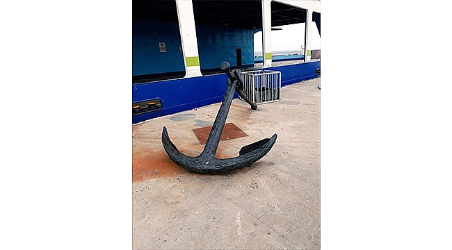 LAPSEKİ İSKELESİ'NDE TARİHİ DEĞERİ OLAN ÇAPA BULUNDU