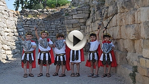 TROYA İÇİN ÇOCUKLAR OYUNCU, ANNELERİ AYAKKABI USTASI OLDU