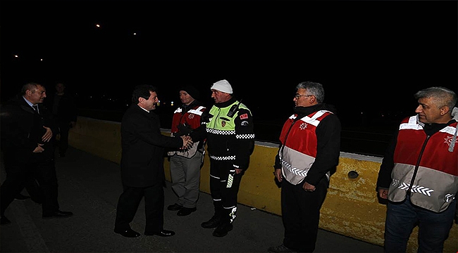 Vali Orhan TAVLI Yılbaşında Polis Kontrol Noktalarını Ziyaret Etti