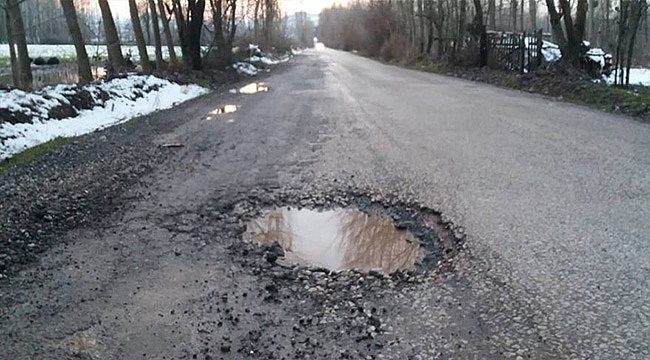 VATANDAŞLARDAN BOZUK YOL TEPKİSİ