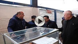 AYHAN GİDER HEM ZEYTİN TARTTI HEM DE TATLI DAĞITTI