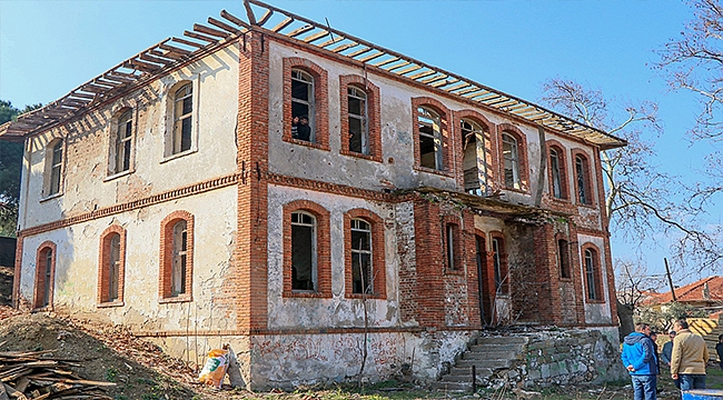 BAŞKAN YILDIZ'DAN, TAŞ MEKTEP'TEKİ RESTORASYON ÇALIŞMALARINA İNCELEME