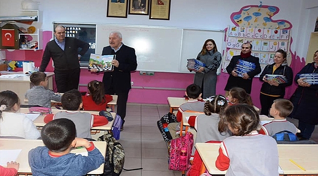 BAŞKAN YILMAZ ÖĞRENCİLERE SATRANÇ MASALI ADLI KİTABI HEDİYE ETTİ