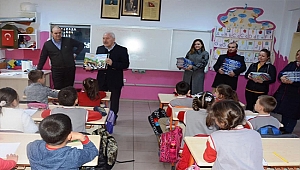 BAŞKAN YILMAZ ÖĞRENCİLERE SATRANÇ MASALI ADLI KİTABI HEDİYE ETTİ