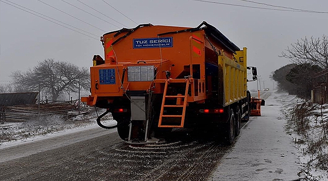 BELEDİYE TARAFINDAN TUZLAMA ÇALIŞMALARI SON SÜRAT DEVAM EDİYOR