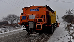 BELEDİYE TARAFINDAN TUZLAMA ÇALIŞMALARI SON SÜRAT DEVAM EDİYOR