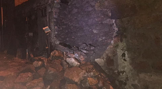 Depremde evler hasar gördü