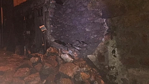 Depremde evler hasar gördü