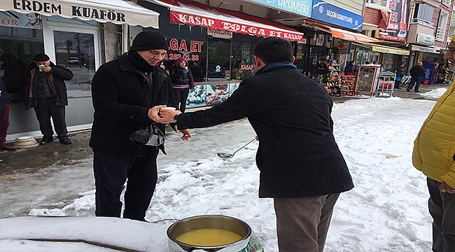 DURAKTA DONANA ÇORBA, KAR KÜREYENE BAKLAVA