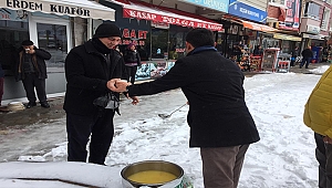 DURAKTA DONANA ÇORBA, KAR KÜREYENE BAKLAVA
