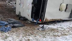 Kar Ve Tipi Otübüsü Devirdi