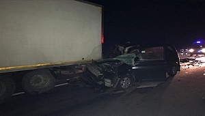 OTOMOBİL KAMYONA ÇARPTI: 1 KİŞİ ÖLDÜ, 1 KİŞİ DE YARALANDI!