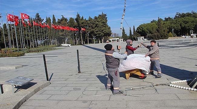 261 METREKARELİK DEV BAYRAK GÖNDERDE