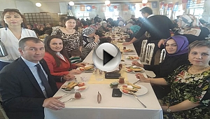 ALTINOK,KAHVALTIYA GELEN KADINLARI KARANFİLLERLE KARŞILADI