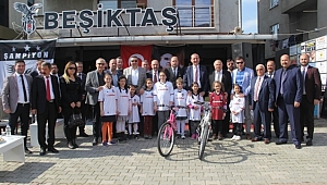 BİGA BEŞİKTAŞLAR DERNEĞİ BAŞARILI ÖĞRENCİLERE BİSİKLET DAĞITTI