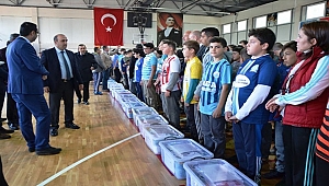 BİGA'DA SPORCULARA MALZEMESİ DESTEĞİ