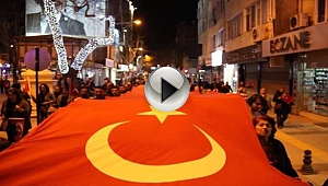 BİGA'DA VATANDAŞLAR DEV TÜRK BAYRAĞI İLE YÜRÜDÜ
