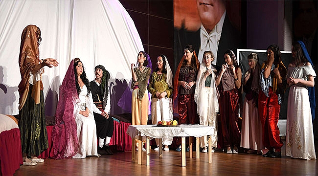 ÇANAKKALE BELEDİYESİ TİYATRO TOPLULUĞU YENİ OYUNUNUN PRÖMİYERİNİ GERÇEKLEŞTİRDİ