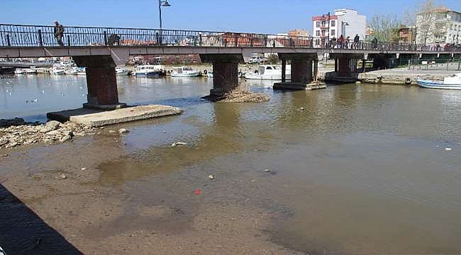 ÇANAKKALE'DE SULARIN ÇEKİLMESİYLE TEKNELER KARAYA OTURDU