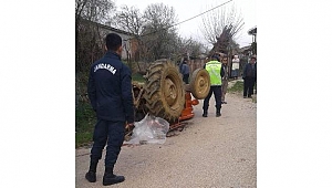 DEVRİLEN TRAKTÖRÜN ALTINDA CAN VERDİ!