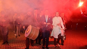 ERDOĞAN'IN TANITIM GECESİNDE SALON DOLDU TAŞTI