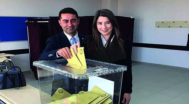 "EŞİMLE BEN OYUMUZU KULLANDIK, HAYIRLI OLSUN"